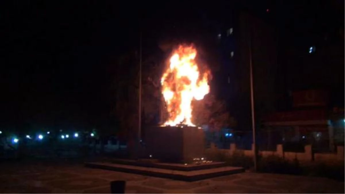 Cizre\'de Göstericiler, Atatürk Heykelini Yaktı