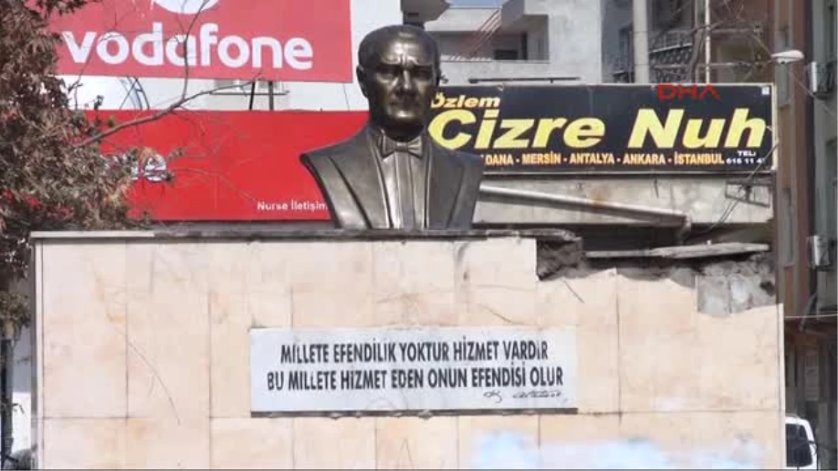 Cizre\'de Göstericiler, Atatürk Heykelini Yaktı