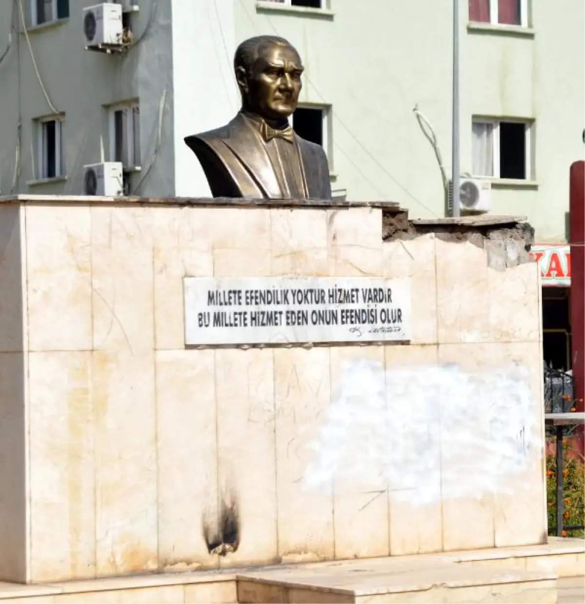 Cizre\'de Göstericiler, Atatürk Heykelini Yaktı(2)