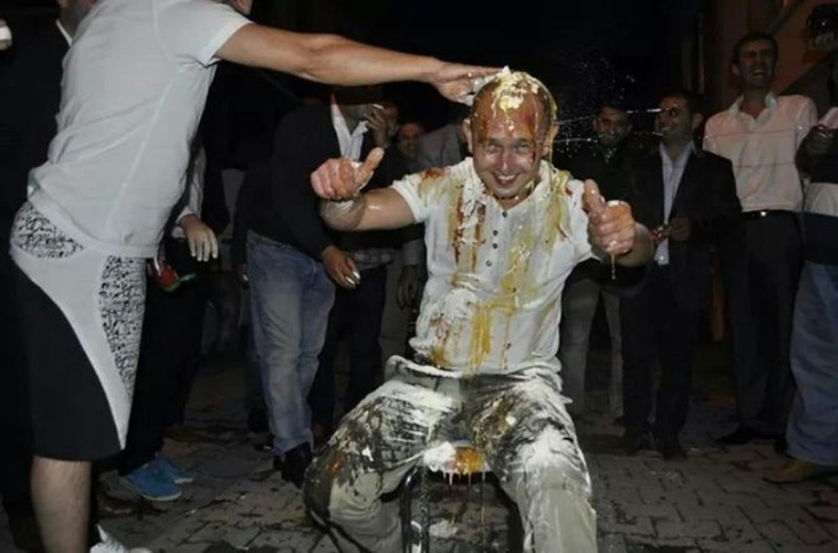 Düğün Sonrası Damada Yumurtalı Şaka