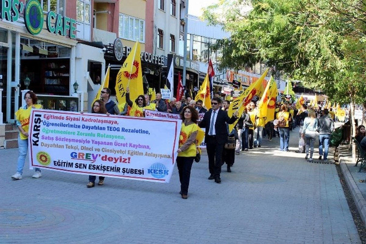 Eğitim-Sen'in Yürüyüşünde Ali İsmail Korkmaz Heykeli Önünde Oturma Eylemi Yapıldı