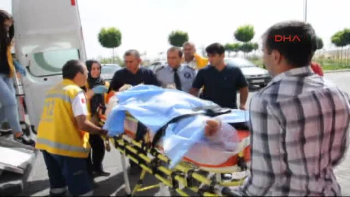 Besni\'de Ehliyetsiz ve Kasksız Motosikletli Yaralandı