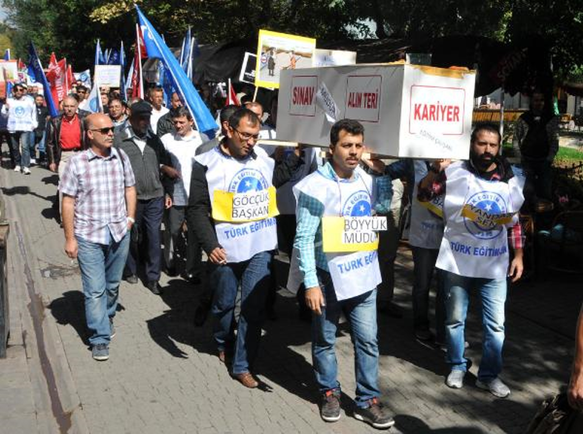 Eskişehir\'de Eğitimcilerden Tabutlu Yürüyüş