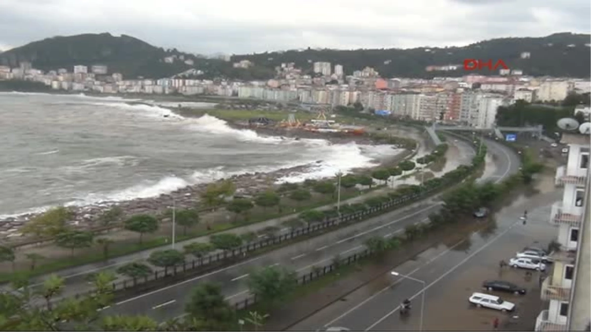 Giresun? da Fırtına ve Kabaran Dalgalar Etkili Oldu, Karadeniz Sahil Yolu Ulaşıma Kapandı