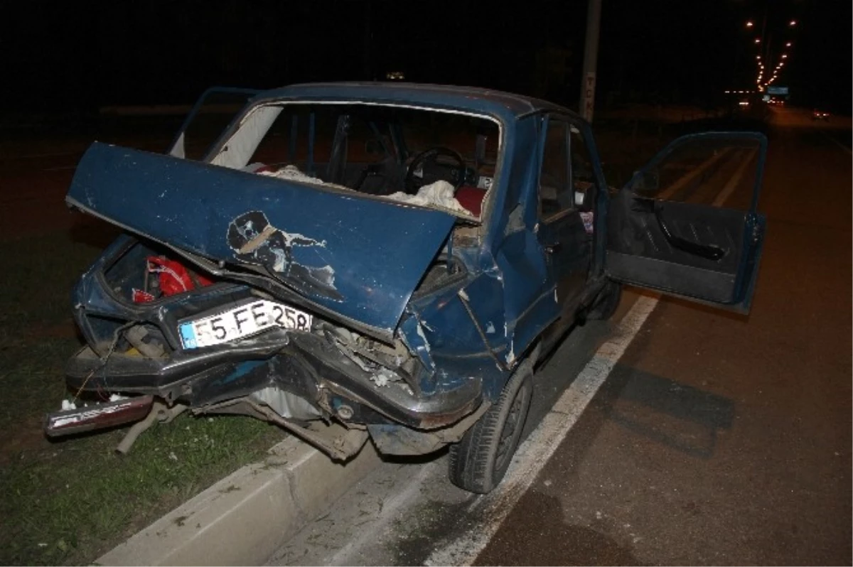 Samsun\'da Hasta Taşıyan Otomobile Kamyonet Çarptı: 1 Yaralı