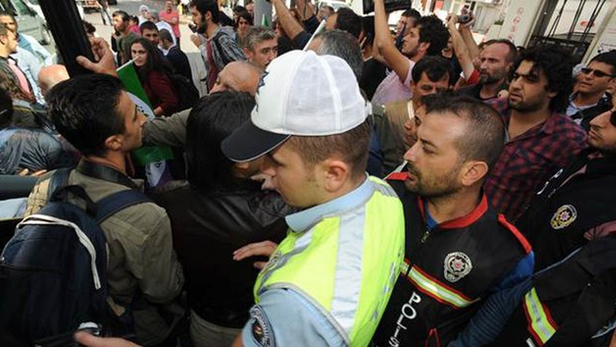 IŞİD'e Karşı Savaşmaya Giden Gruba Trafik Polisi Engel Oldu