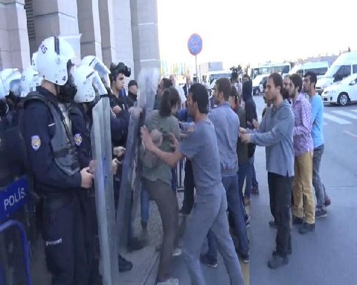 İstanbul Adalet Sarayı Önünde Polis Müdahalesi