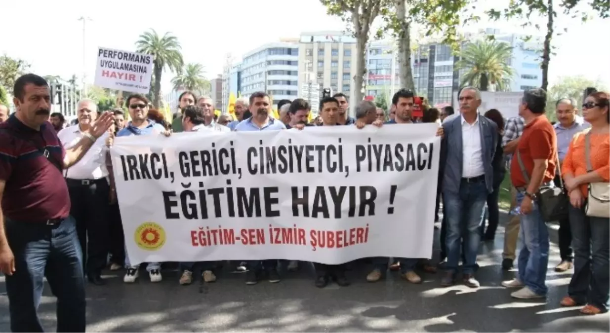 İzmir\'de Eğitimciler İş Bıraktı