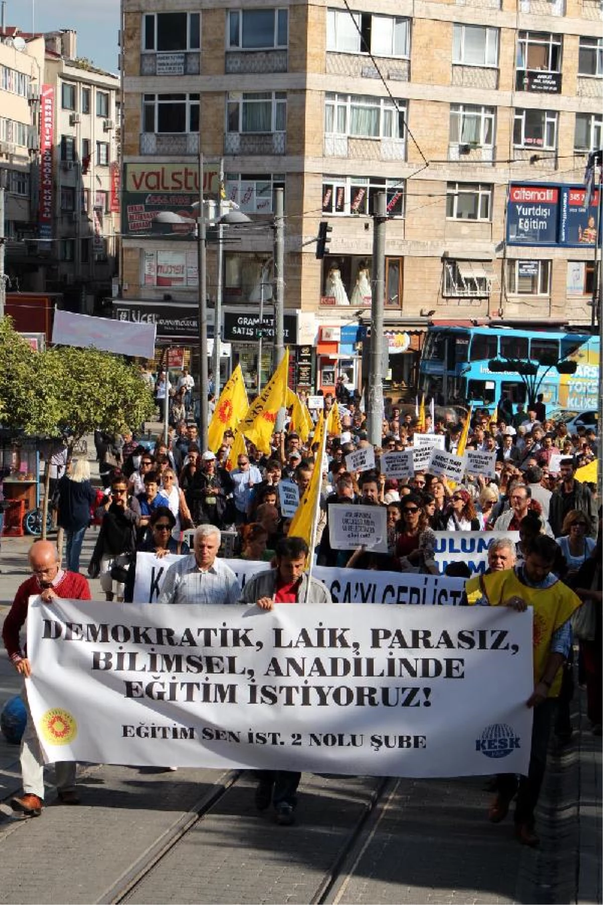 Kadıköy\'de Eğitimciler, Veliler ve Öğrenciler Yürüdü