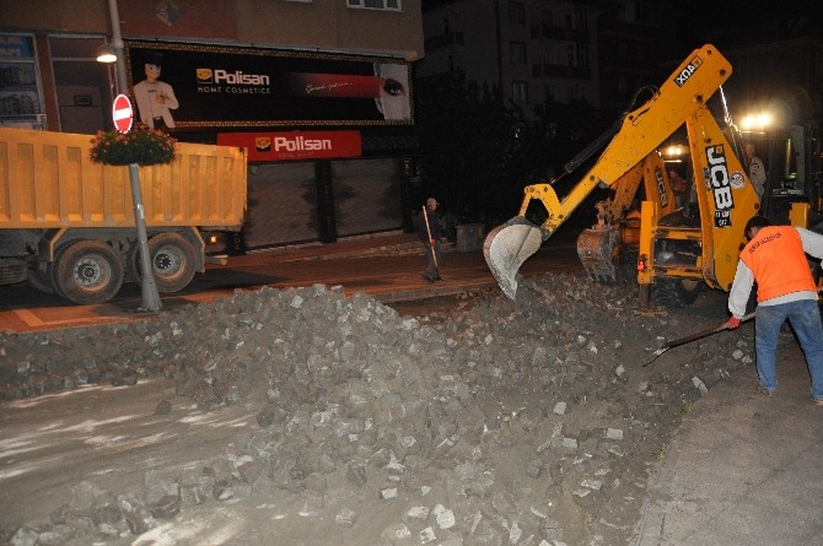 Körfez\'de Gece Asfalt Çalışması Yapıldı