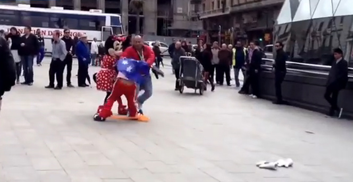 Mickey ve Minnie Mouse, Taciz Eden Kişiyi Fena Dövdüler