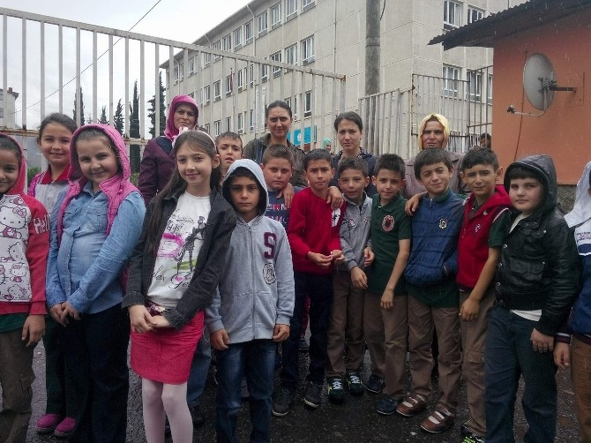 İlkokul Öğrencileri, Öğretmen Yolu Gözlüyor