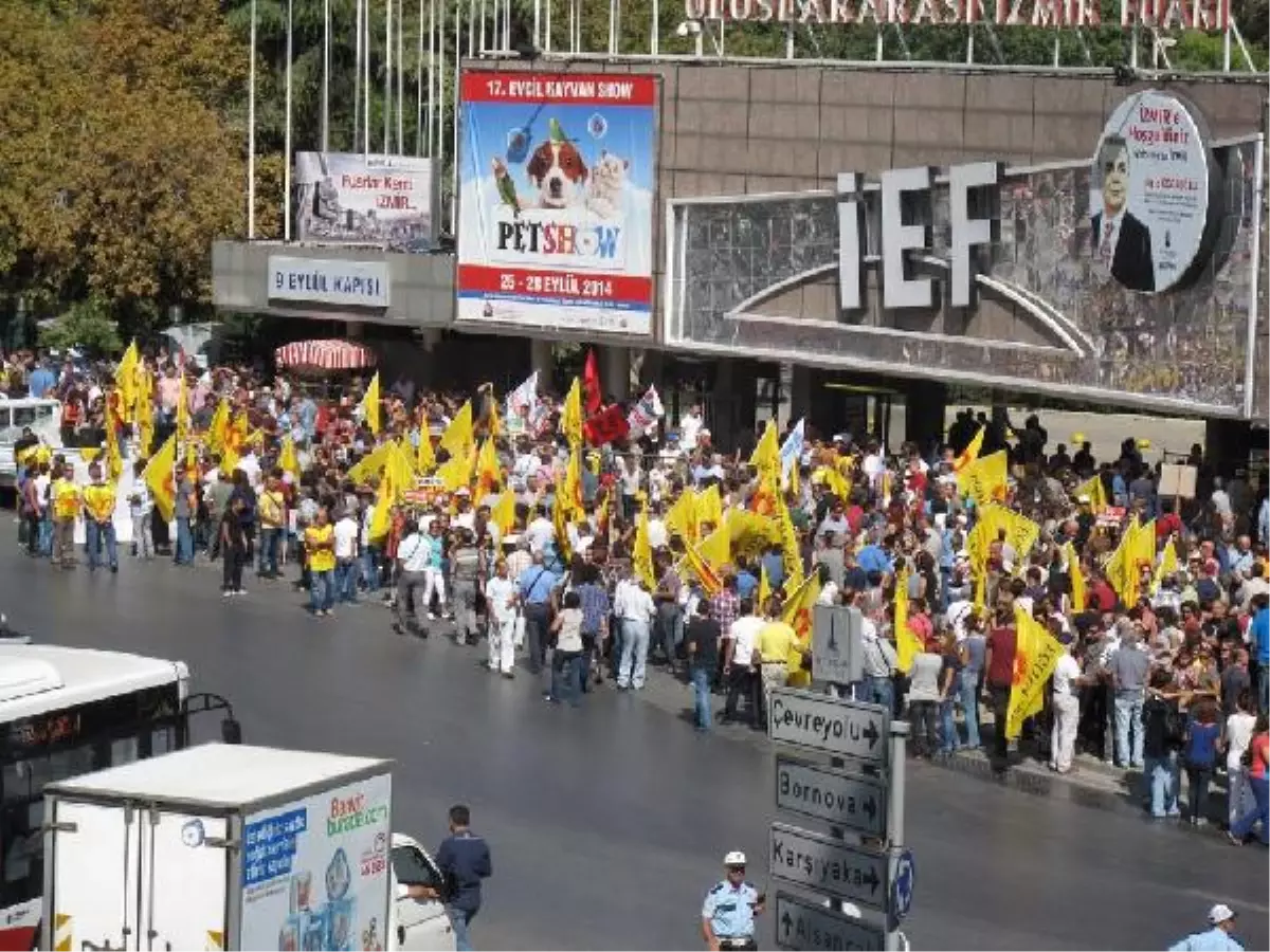 İzmir\'de Öğretmenler, Eğitim Politikalarını Protesto Etti