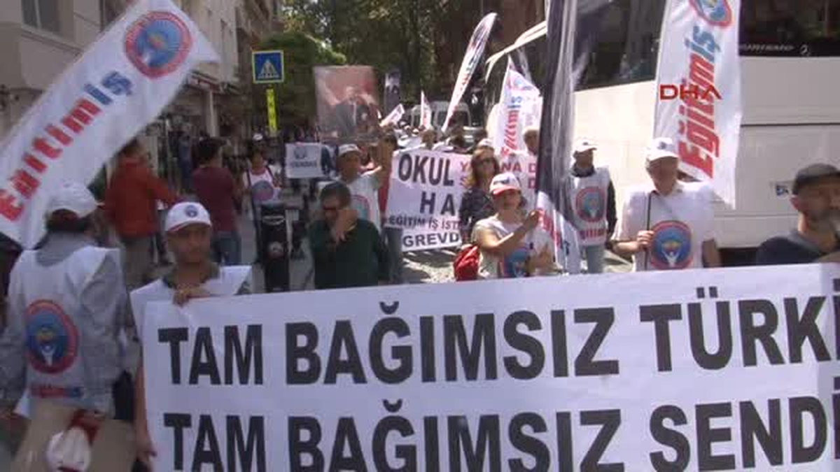 Öğretmenler Milli Eğitim İl Müdürlüğü Önünde Eylem Yaptı