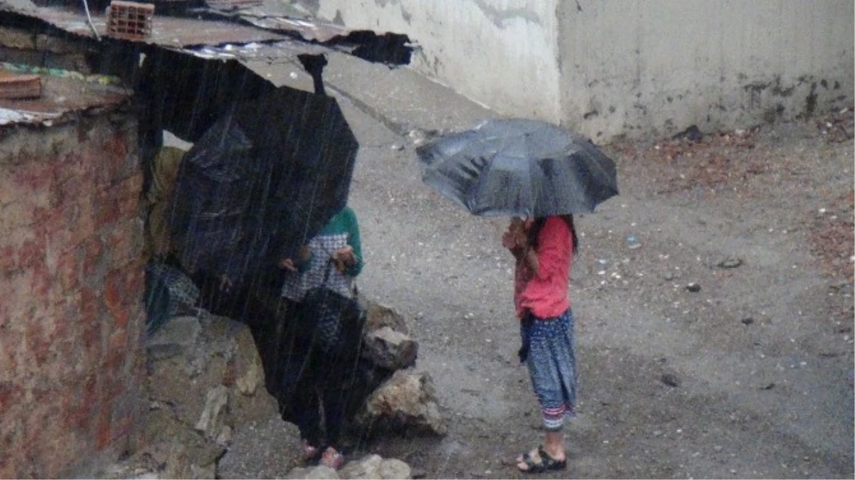 Şırnak\'ta Yağmur Vatandaşları Hazırlıksız Yakaladı