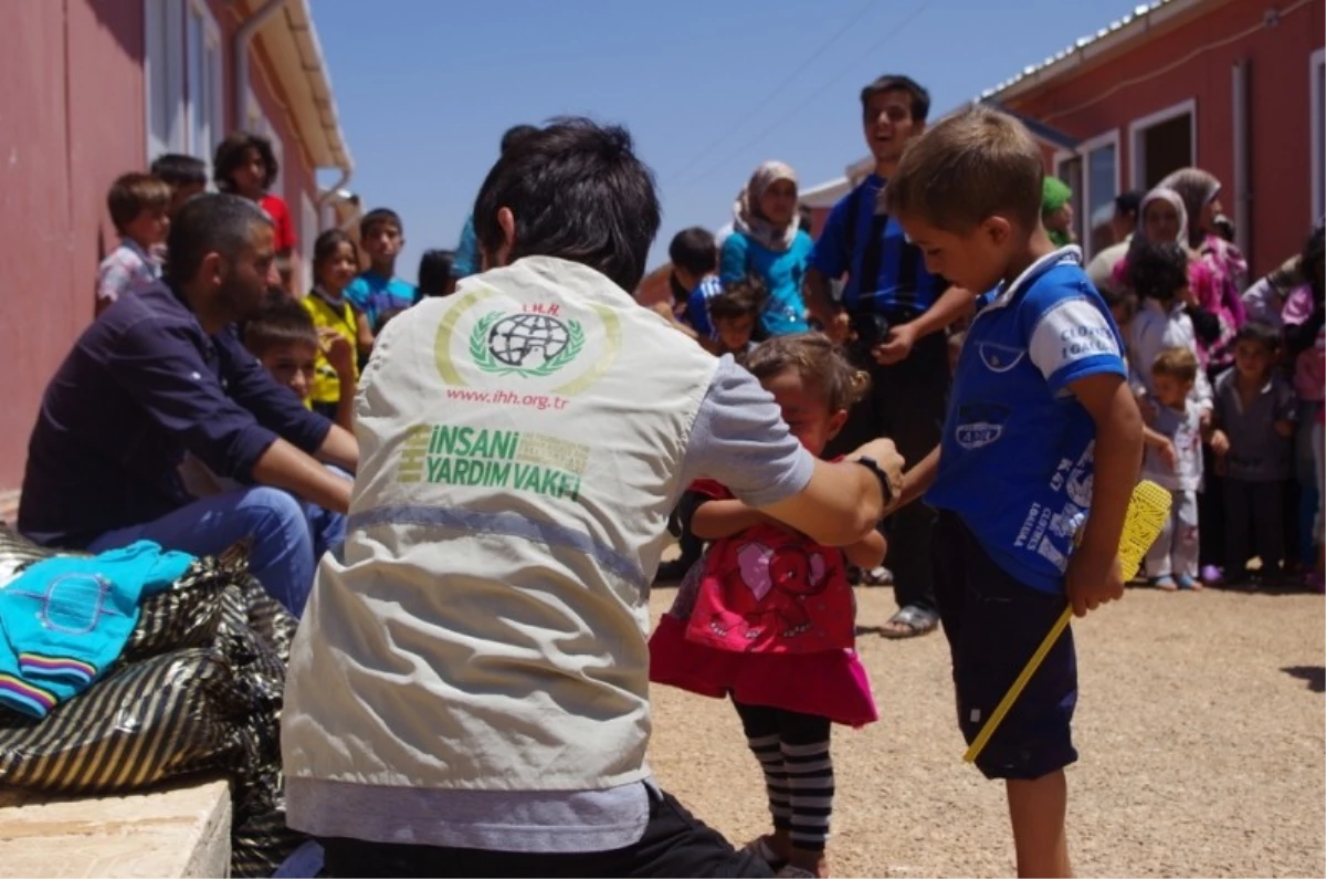 Suriyeli Çocuklara Bayramlık Dağıtıldı