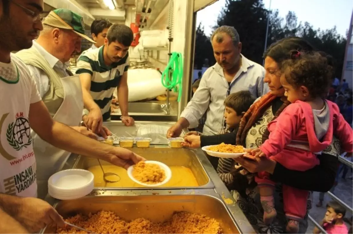 Suriyeli Mültecilere Yardımlar Devam Ediyor