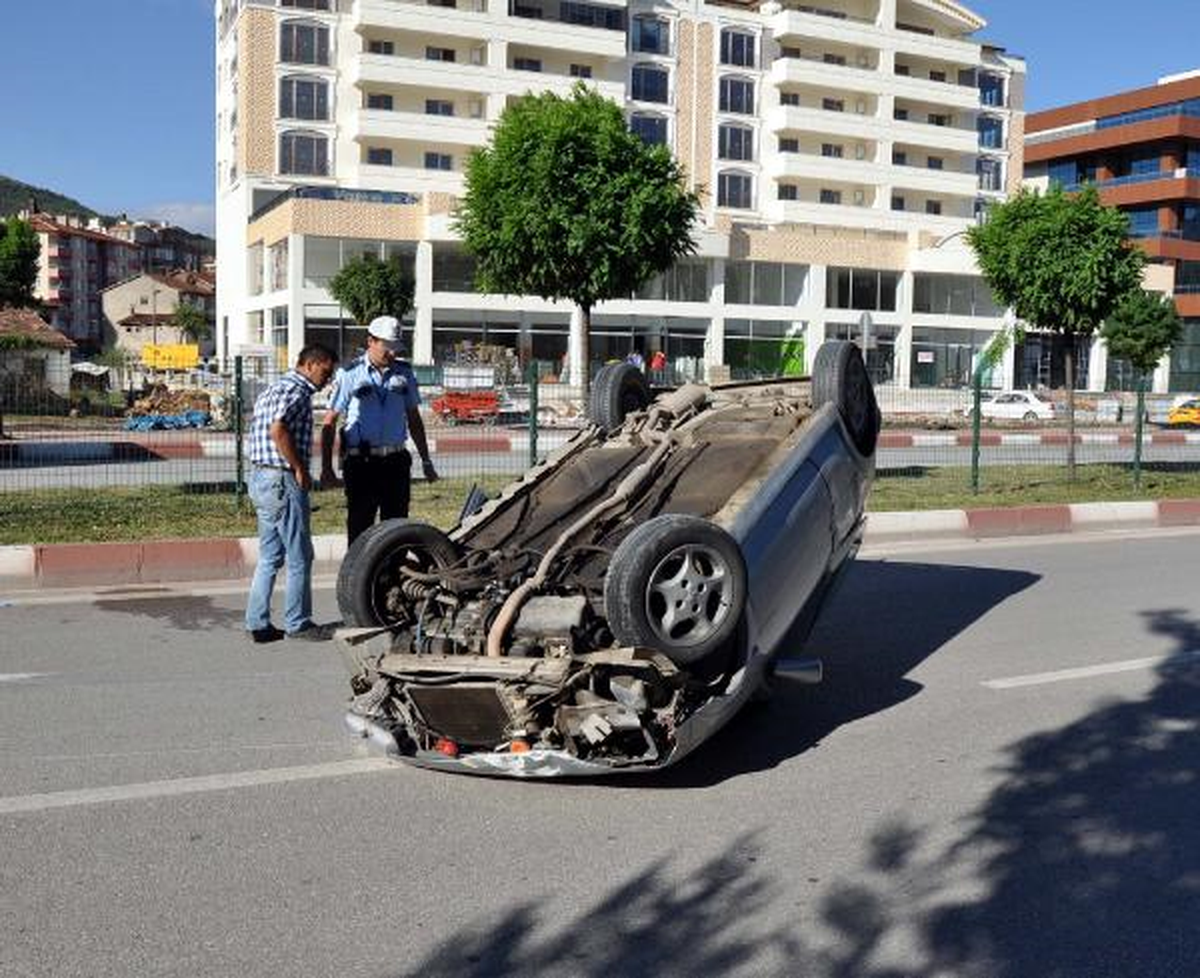 Tokat\'ta Ters Dönen Aracı İterek Yolu Açtılar