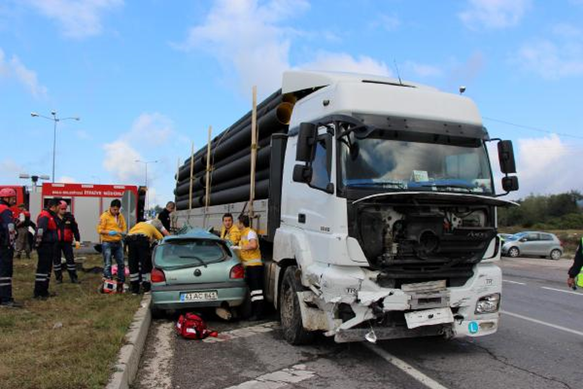 Tır, Otomobile Çarptı: 2 Ölü