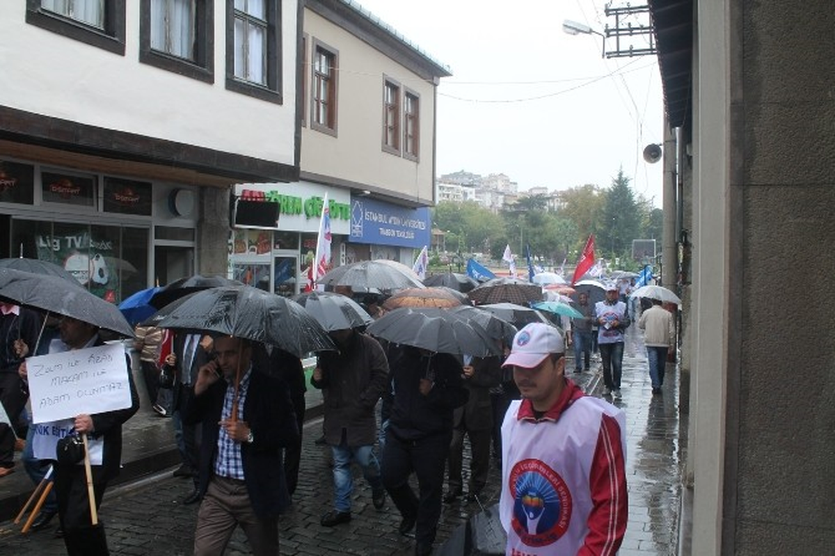 Trabzon\'da Öğretmenler Yağmur Altında Eylem Yaptılar