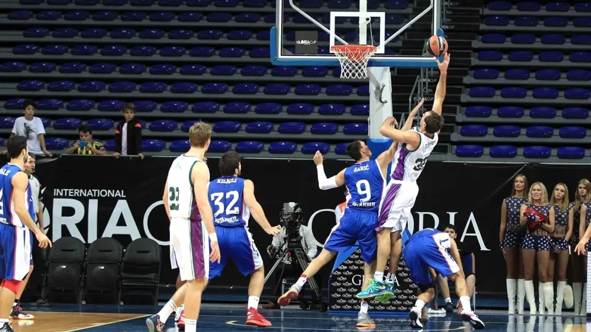 Unijaca Malaga: 76 - Anadolu Efes: 67