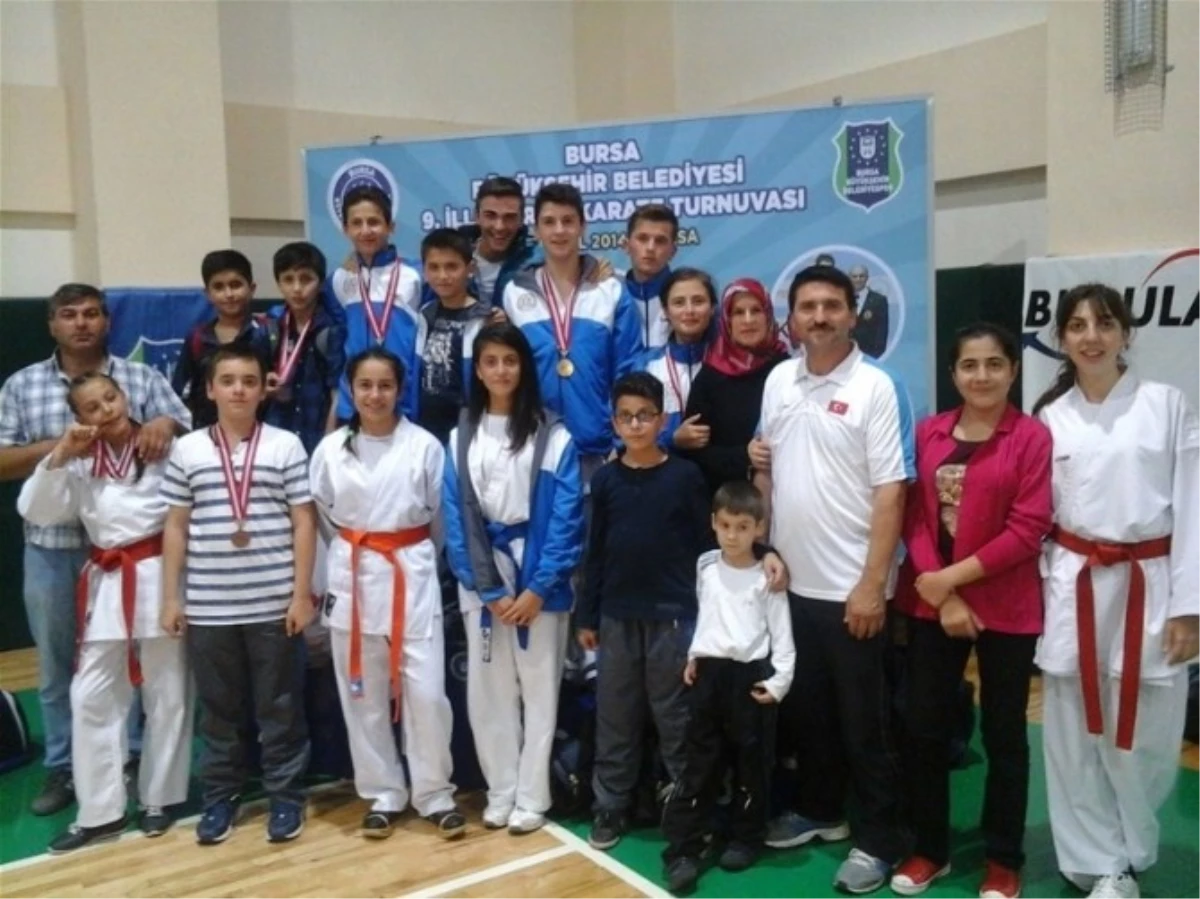 Yalovalı Karateciler Bursa\'dan Madalyayla Döndü