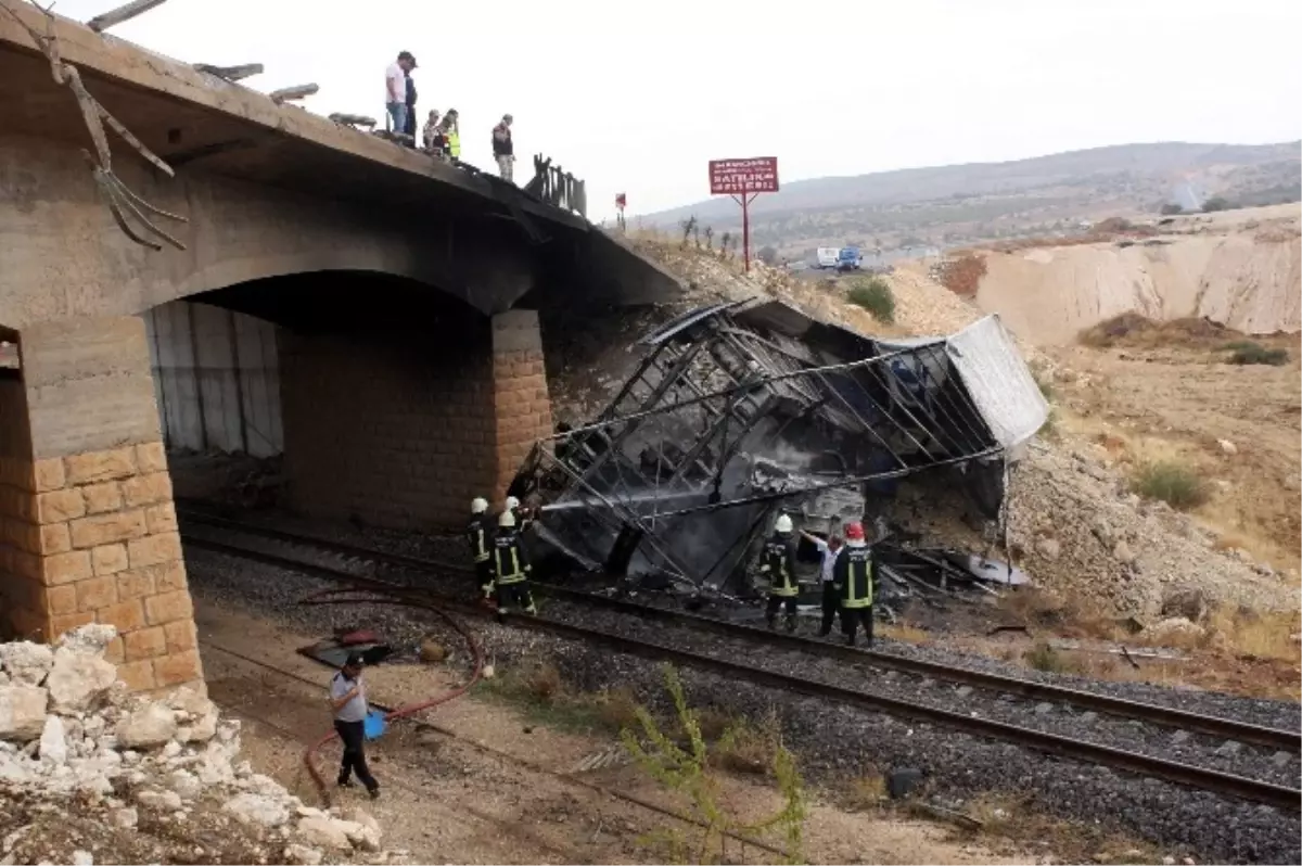 Yanan Tır, Tren Hattı Üzerine Düştü