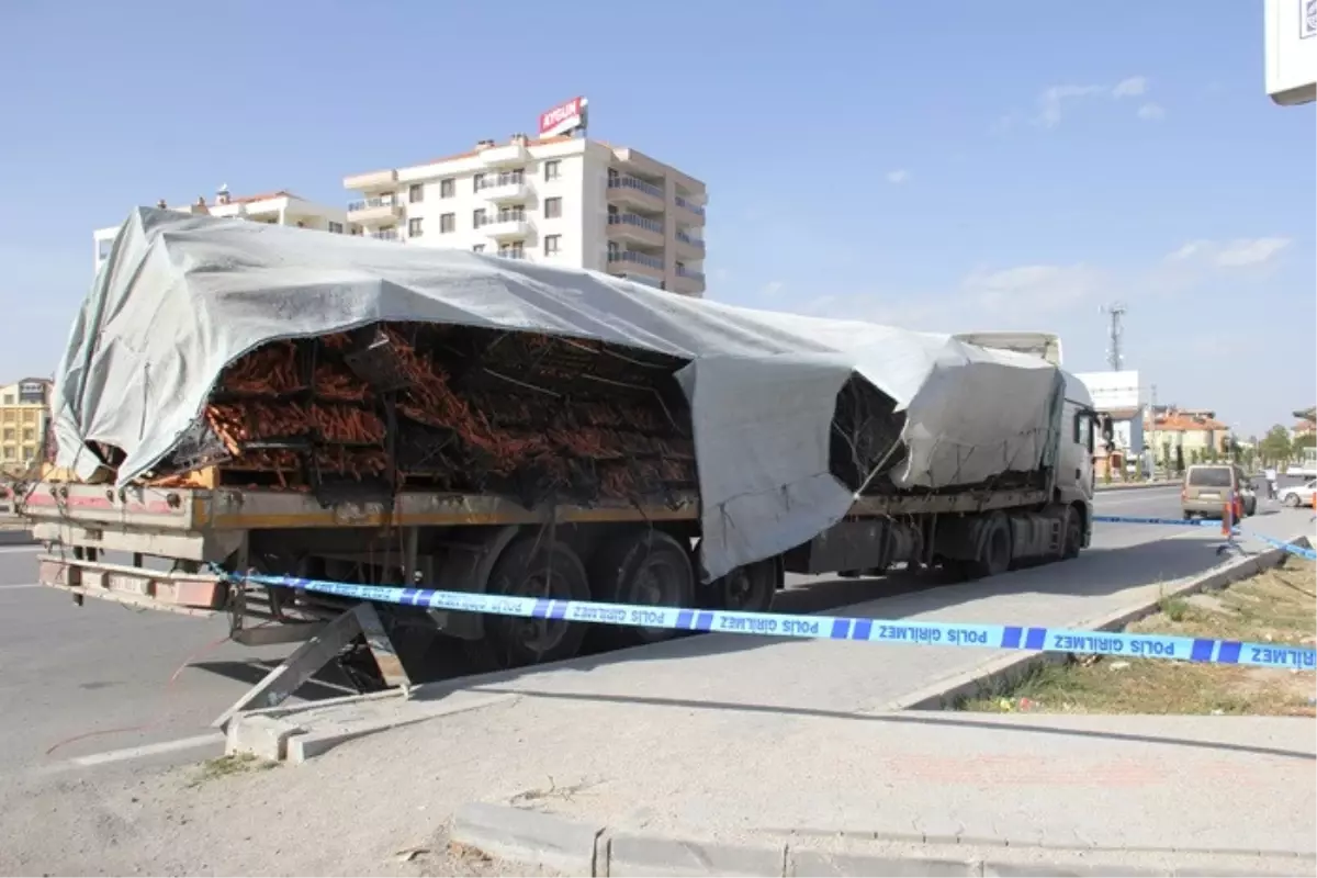 Yola Düşen Havuç Kasaları Trafiği Aksattı