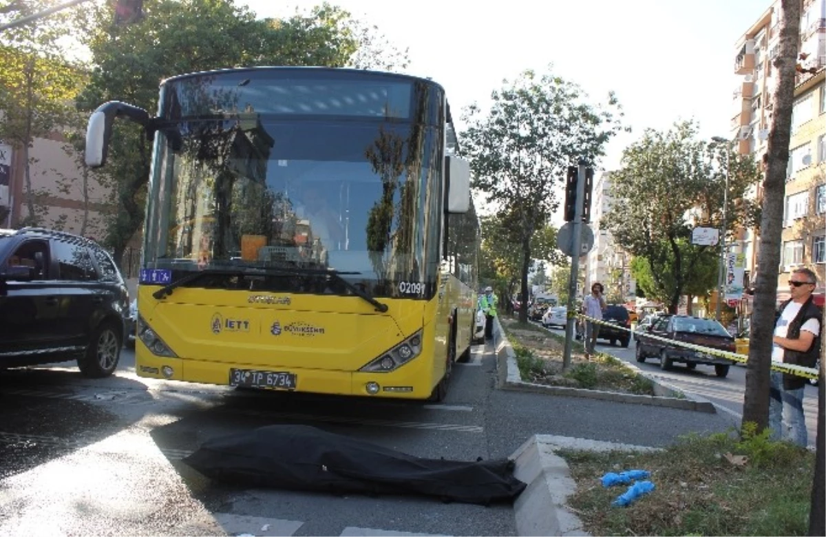 Kadıköy\'de Yolun Karşısına Geçmeye Çalışan Kadına, Otobüs Çarptı