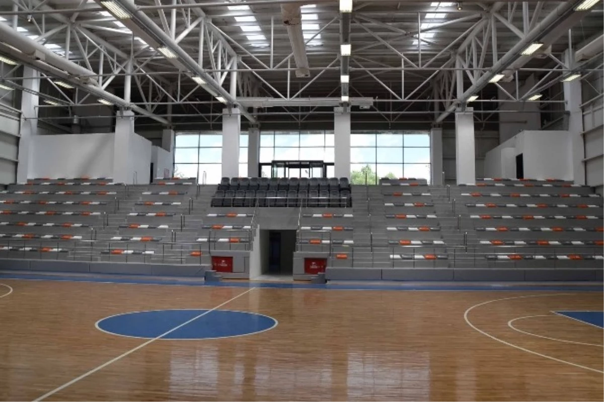 12 Dev Adam Erciş Spor Salonu Devir Teslimi Yapıldı