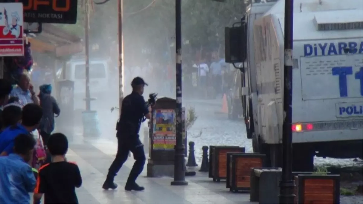 12 Yaşındaki Kızı Satırla Yaraladı, Linçten Polis Kurtardı