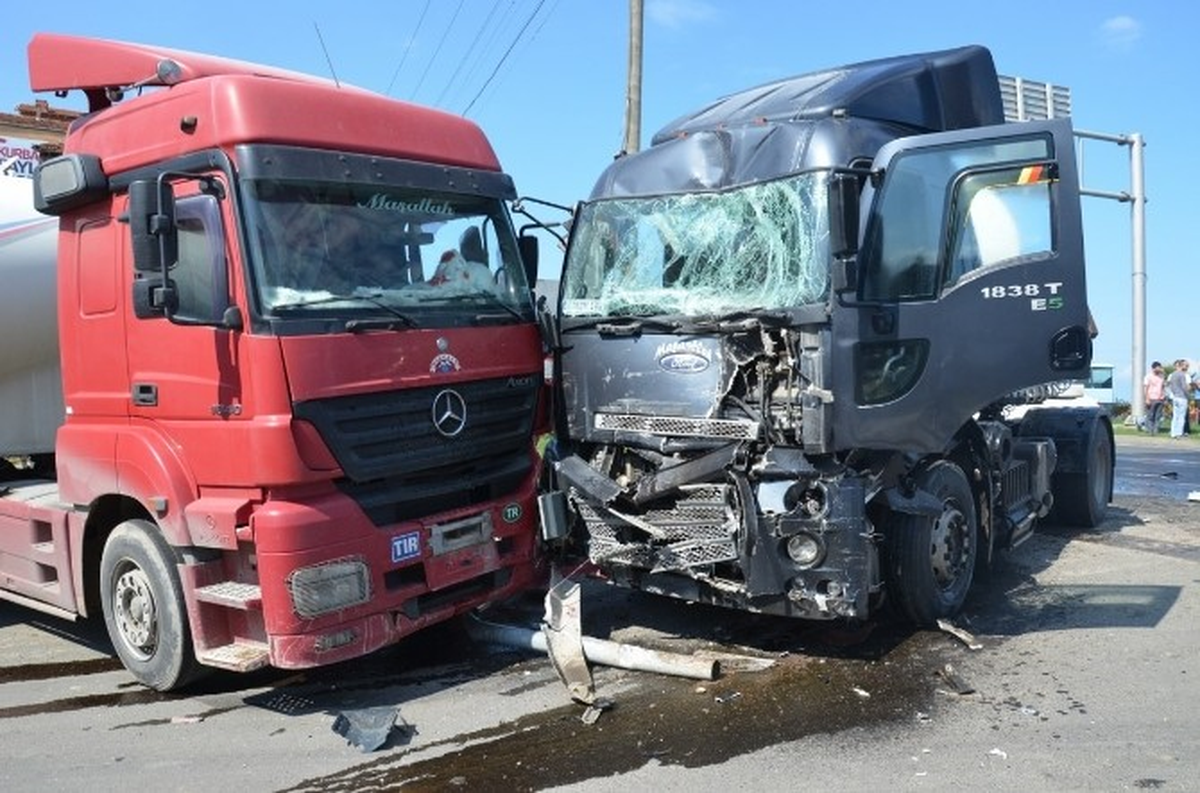 3 Tır Çarpıştı: 3 Yaralı