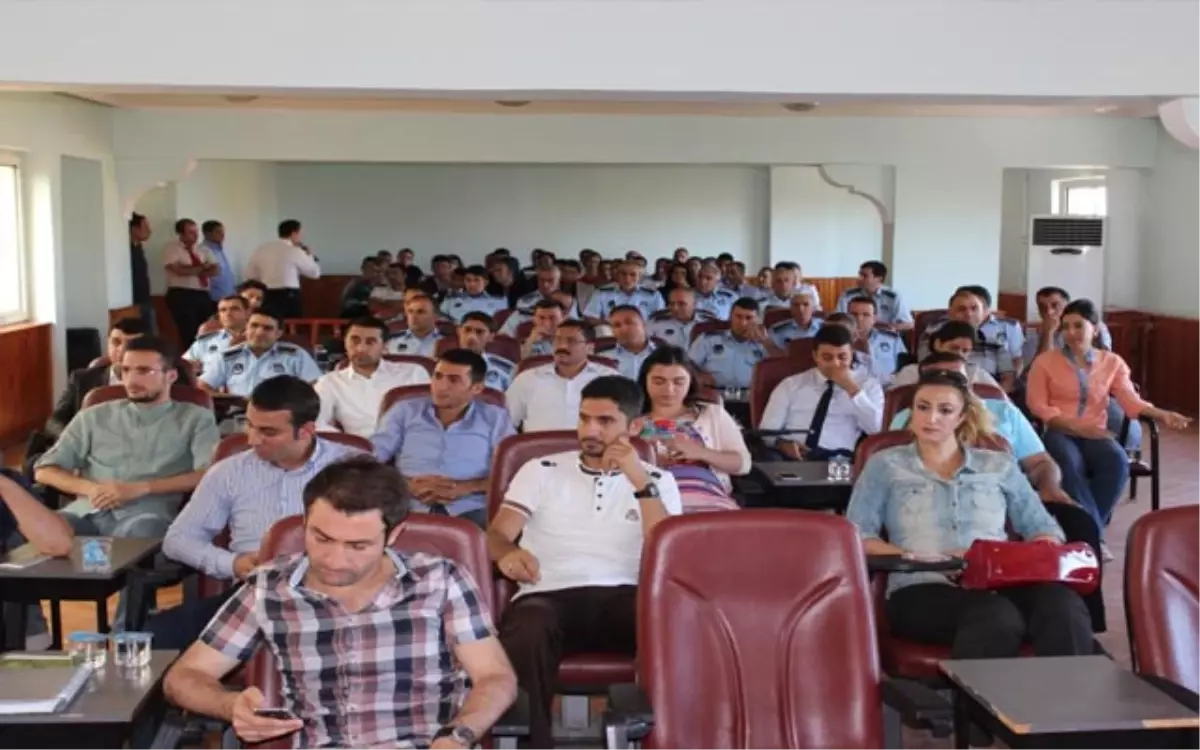 Belediye Personeline İletişim Semineri Verildi