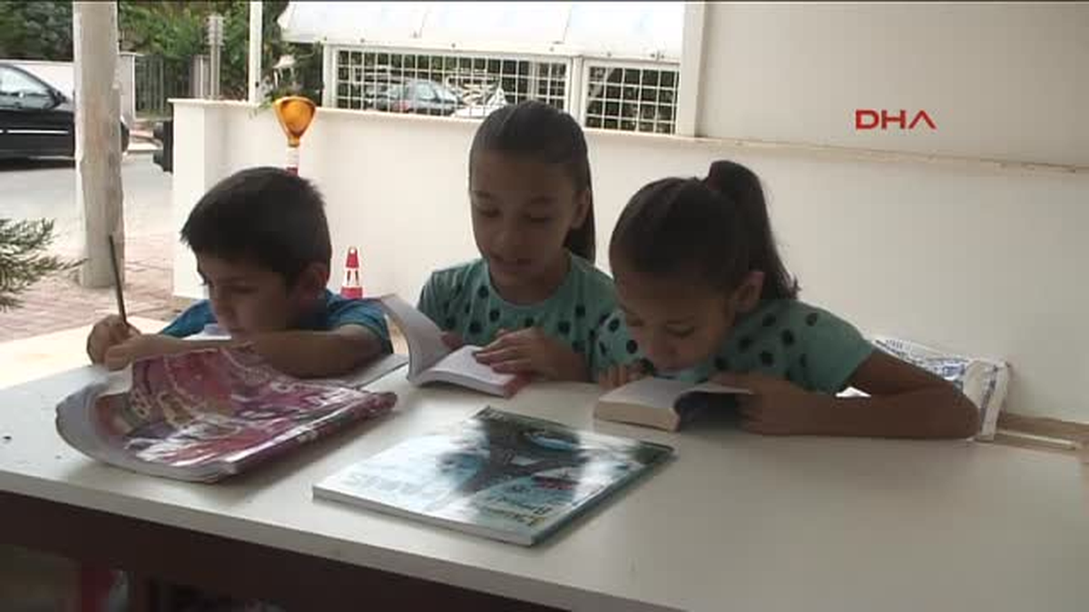 Çocuklarını Okula Kaydettirmek İçin Mücadele Ediyor