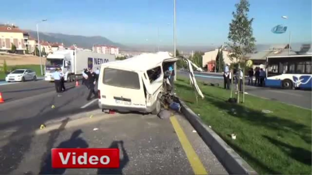 Freni Boşalan Belediye Otobüsü Minibüse Çarptı: 1 Ölü