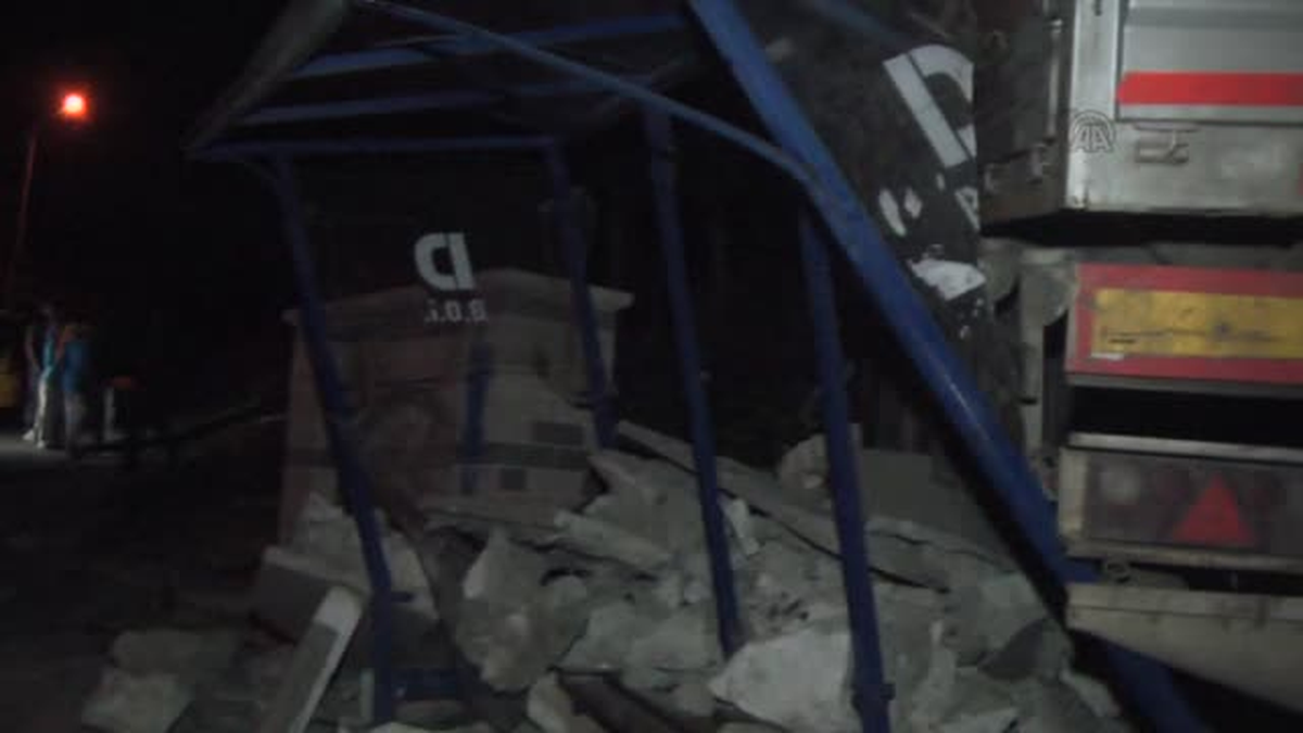 Kütahya\'da Freni Patlayan Tır, Otobüs Durağına Çarptı