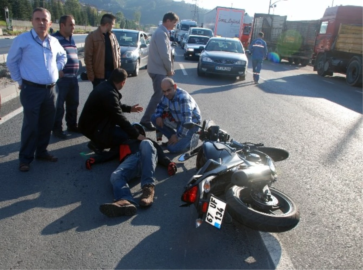 Zonguldak\'ta Karşı Şeride Geçen Tır Motosikletle Çarpıştı: 1 Yaralı