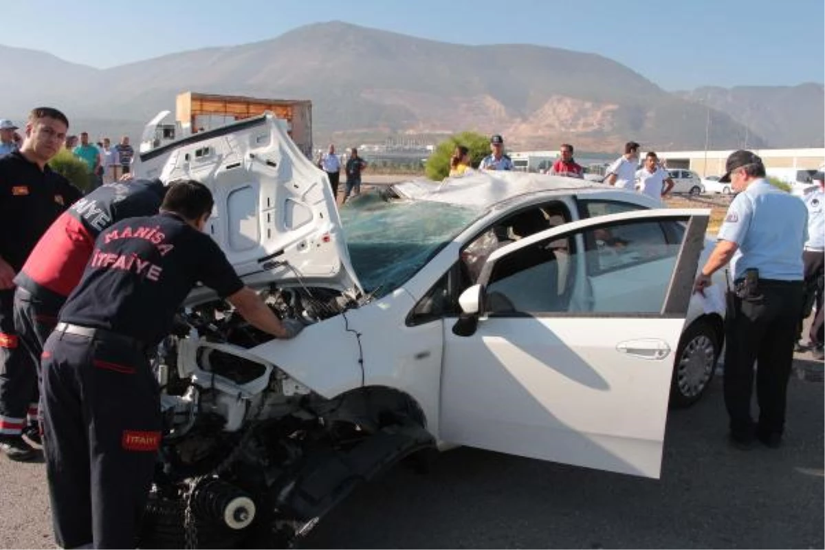 Manisa\'daki Korkunç Kazada İbre 150\'de Takılı Kaldı: 4 Ölü, 3 Yaralı