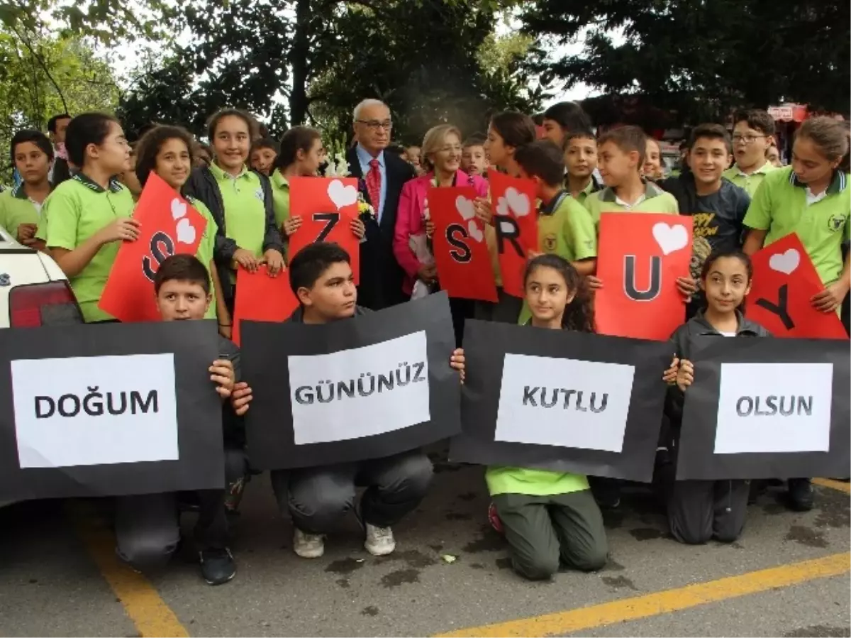 Öğrencilerden Hayırsevere Sürpriz Doğum Günü