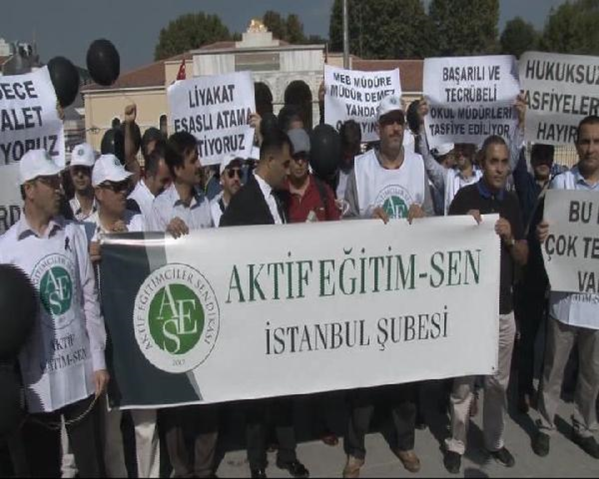 Protesto Eylemine Katılan Öğretmen Ceketini Tersten Giydi