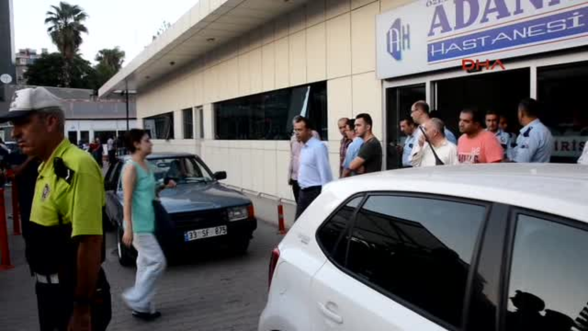 Şizofreni Hastası 2 Polisi Bıçakladı