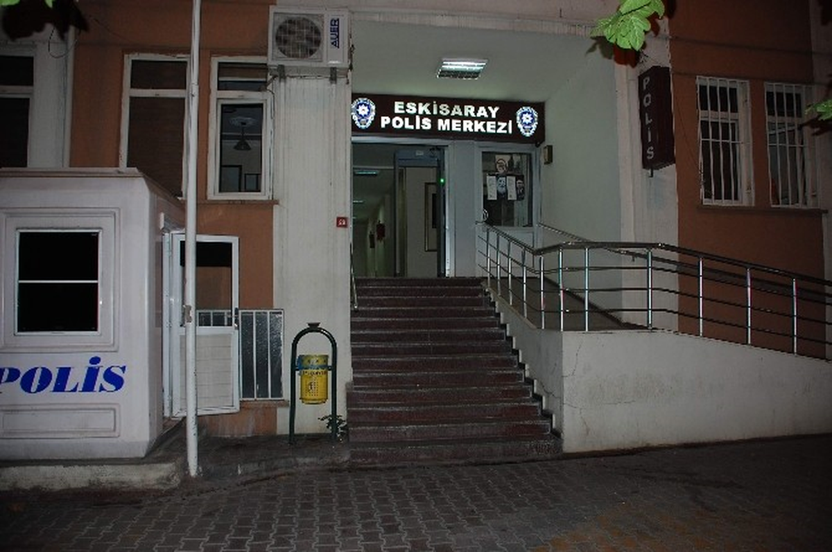 Adıyaman\'da 3 Kişiyi Bıçaklayıp Polise Teslim Oldu