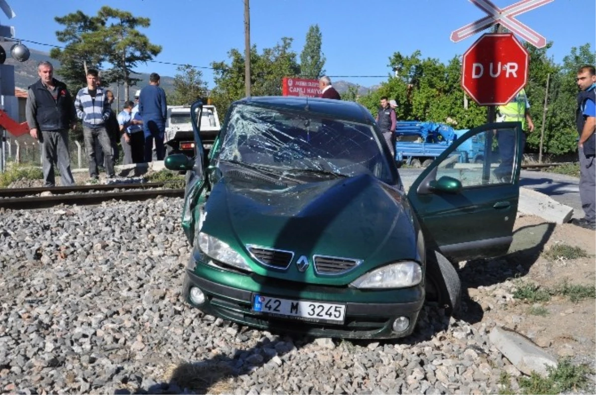 Akşehir\'de Tren Otomobile Çarptı: 2 Yaralı
