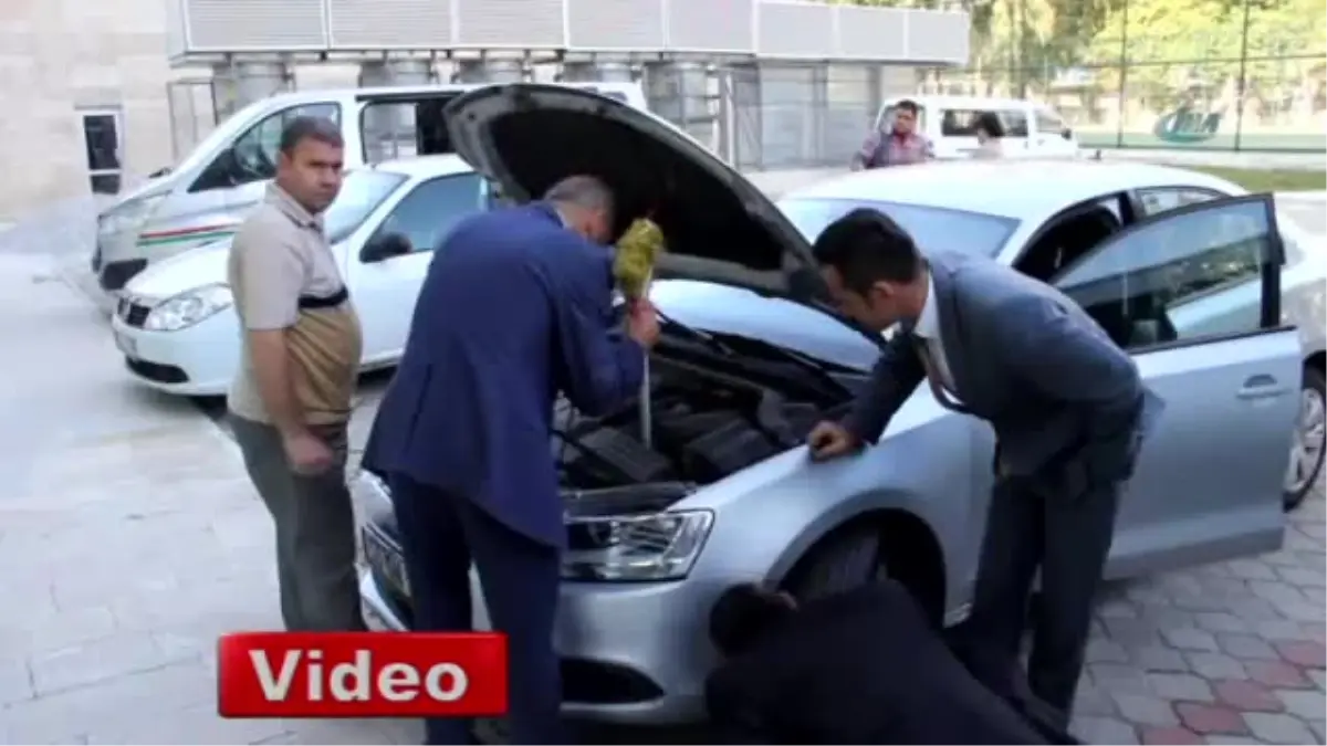 Aracın Motoruna Sıkışan Kedi Zor Anlar Yaşattı