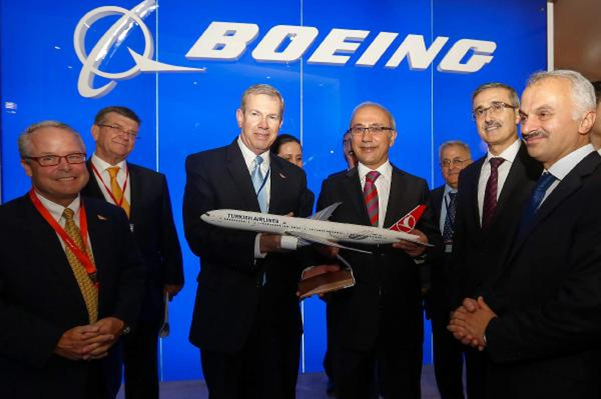 Bakan Lütfi Elvan\'a Boeıng 777-300er Modeli Hediye Edildi