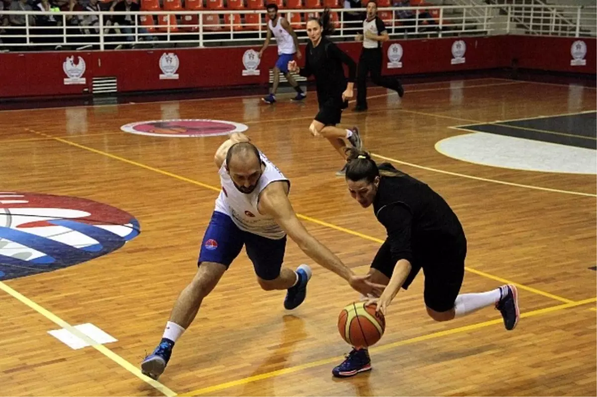 Kadın Basketbolcularla Erkek Basketbolcular Kozlarını Paylaştı