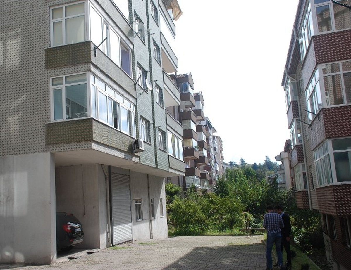 Cam Silerken Balkondan Düşen Kadın Ağır Yaralandı
