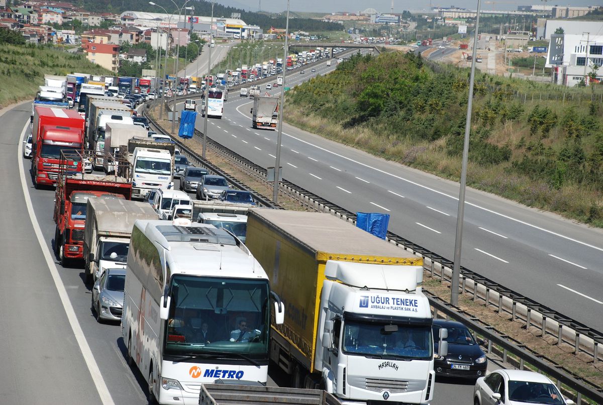 D-100 Karayolunda Zincirleme Trafik Kazası