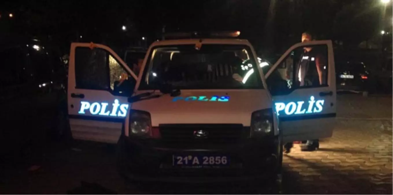 Diyarbakır\'da Polis Aracına Saldırı