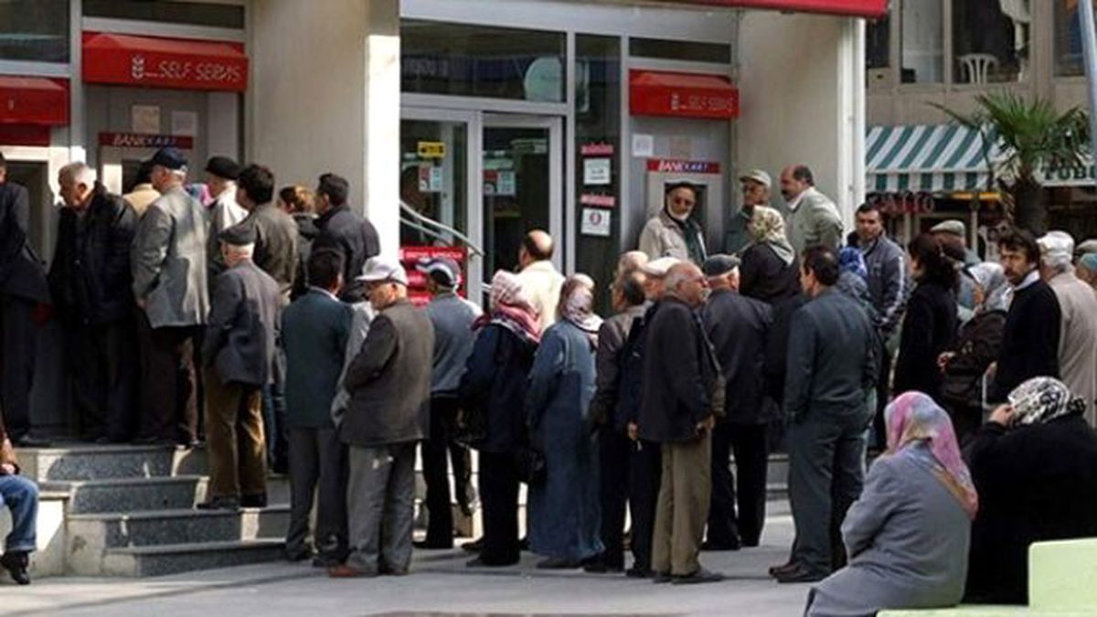 Emeklinin Maaşına 'Çete' Sızdı, Adlarına Kredi Çekti
